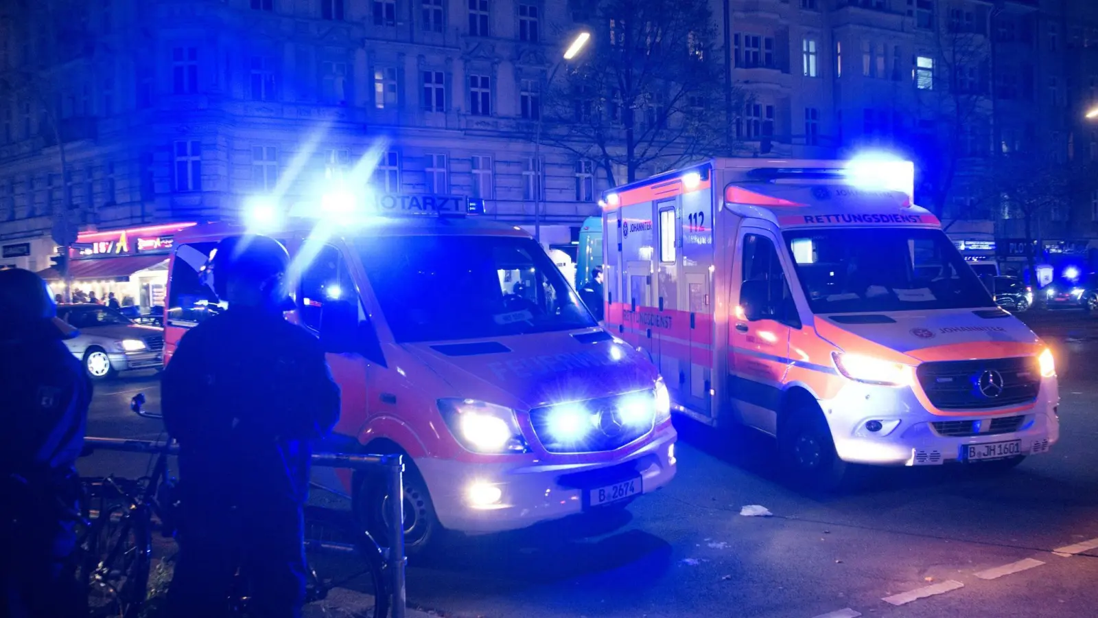 Einsatzkräfte und Einsatzfahrzeuge von Polizei und Feuerwehr stehen an der Sonnenallee. In Berlin-Neukölln ist am Abend eine Kugelbombe neben einem Funkwagen gezündet worden. (Foto: Paul Zinken/dpa)
