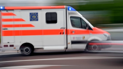 Der Radfahrer war zunächst mit schweren Verletzungen ins Krankenhaus gebracht worden. (Symbolbild) (Foto: Hendrik Schmidt/dpa-Zentralbild/dpa)