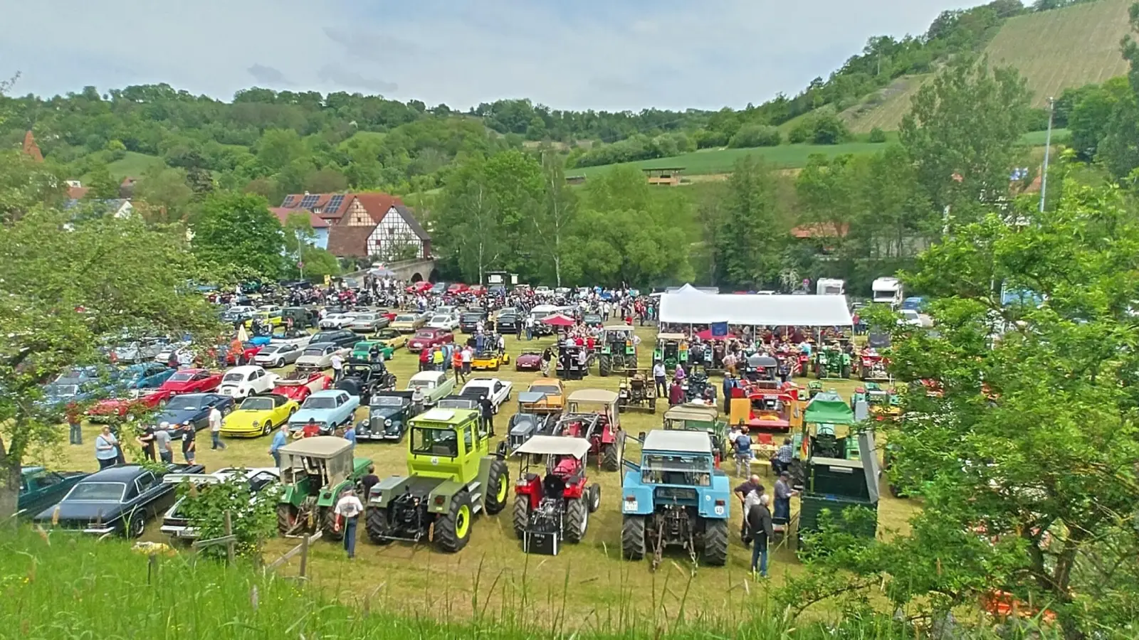 Rund 200 Fahrzeuge waren auf dem Gelände zu bestaunen. Die grünen Hänge bildeten einen reizvolle Kulisse. (Foto: Bernd Killinger)