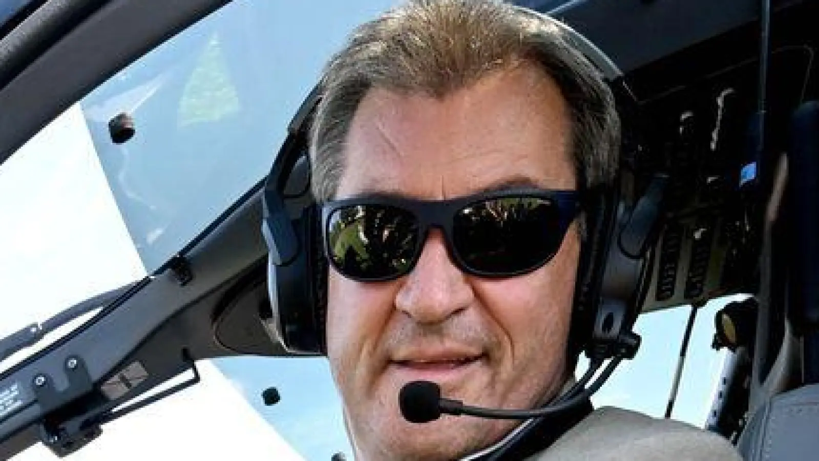 Steuern wird er den Helikopter nicht selbst - aber wie oft nutzt Markus Söder Polizeihubschrauber? (Archivbild) (Foto: Felix Hörhager/dpa)