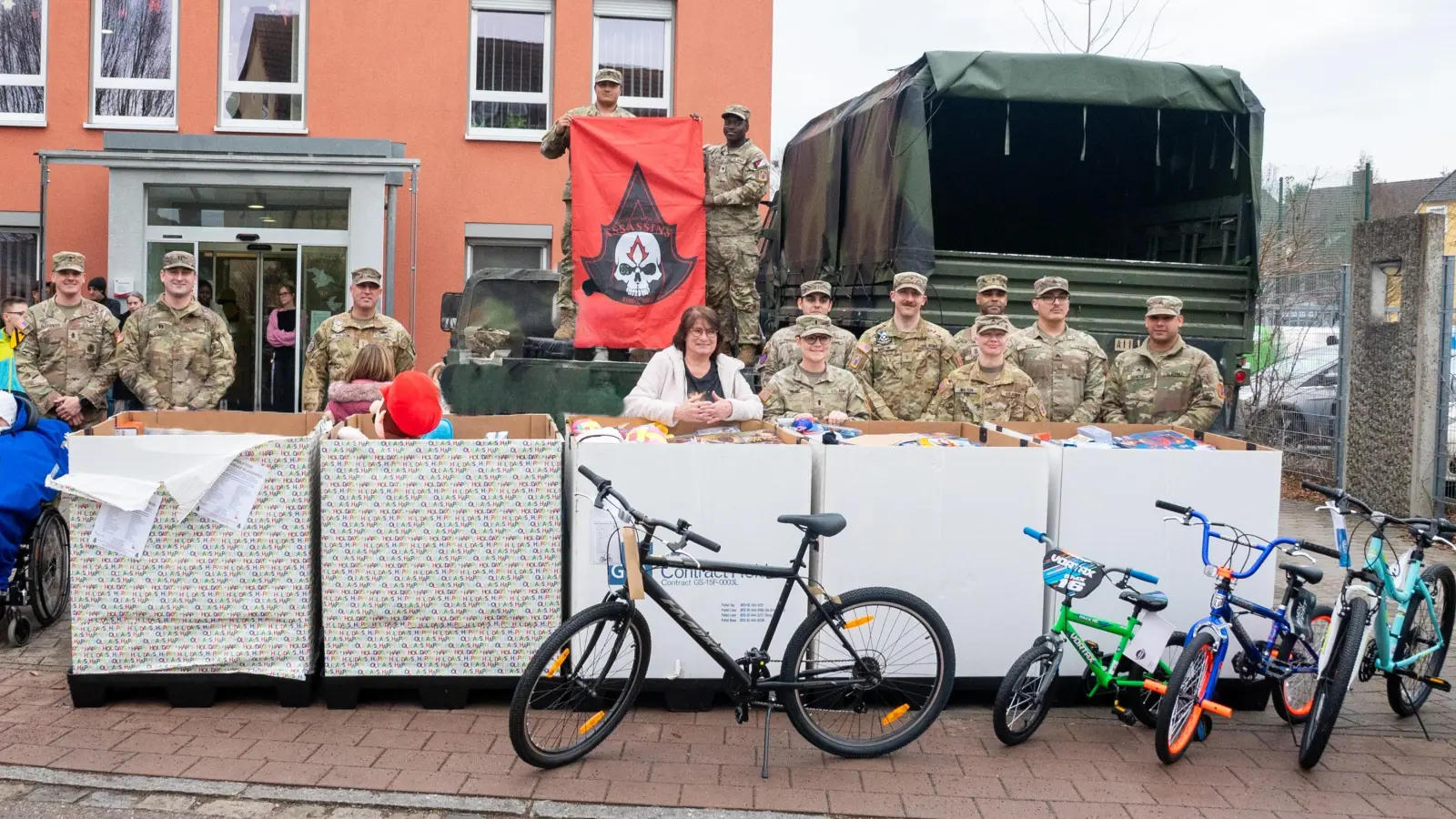 Kistenweise Geschenke: Vor großem Publikum übergaben die US-amerikanischen Gäste ihre Gaben an die Bewohnenden und Mitarbeitenden des Diakoneo-Wohnhauses an der Falkenstraße in Neuendettelsau. (Foto: Diakoneo/Amanda Marien)