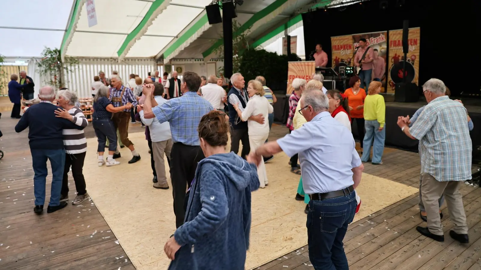 Der im Bierzelt eigens ausgelegte Tanzboden war für die vielen Tänzerinnen und Tänzer fast zu klein. (Foto: Zeynel Dönmez)