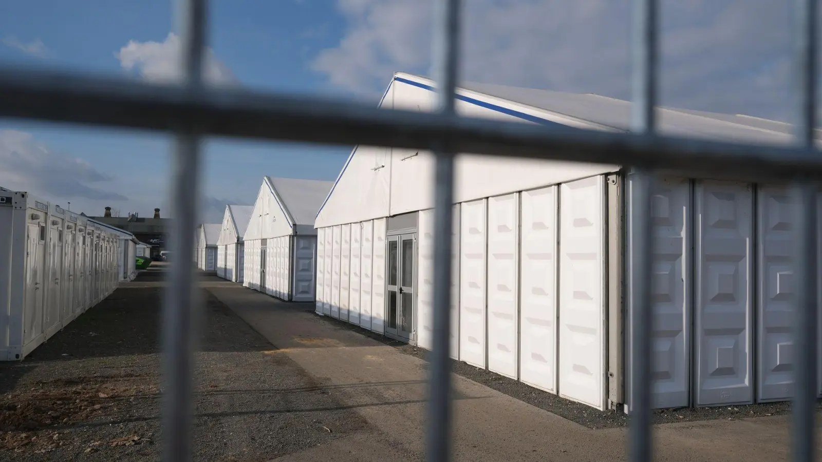 Im ersten Halbjahr zählte die Polizei Hunderte Straftaten gegen Asylbewerber außerhalb von Unterkünften. (Archivbild) (Foto: Sebastian Willnow/dpa)