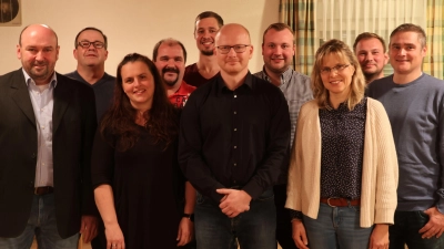 Lars Schmidt (vorne, Mitte) bewirbt sich um das Bürgermeisteramt in Baudenbach und steht auch auf Platz 1 der Ratsliste. (Foto: Andreas Reum)