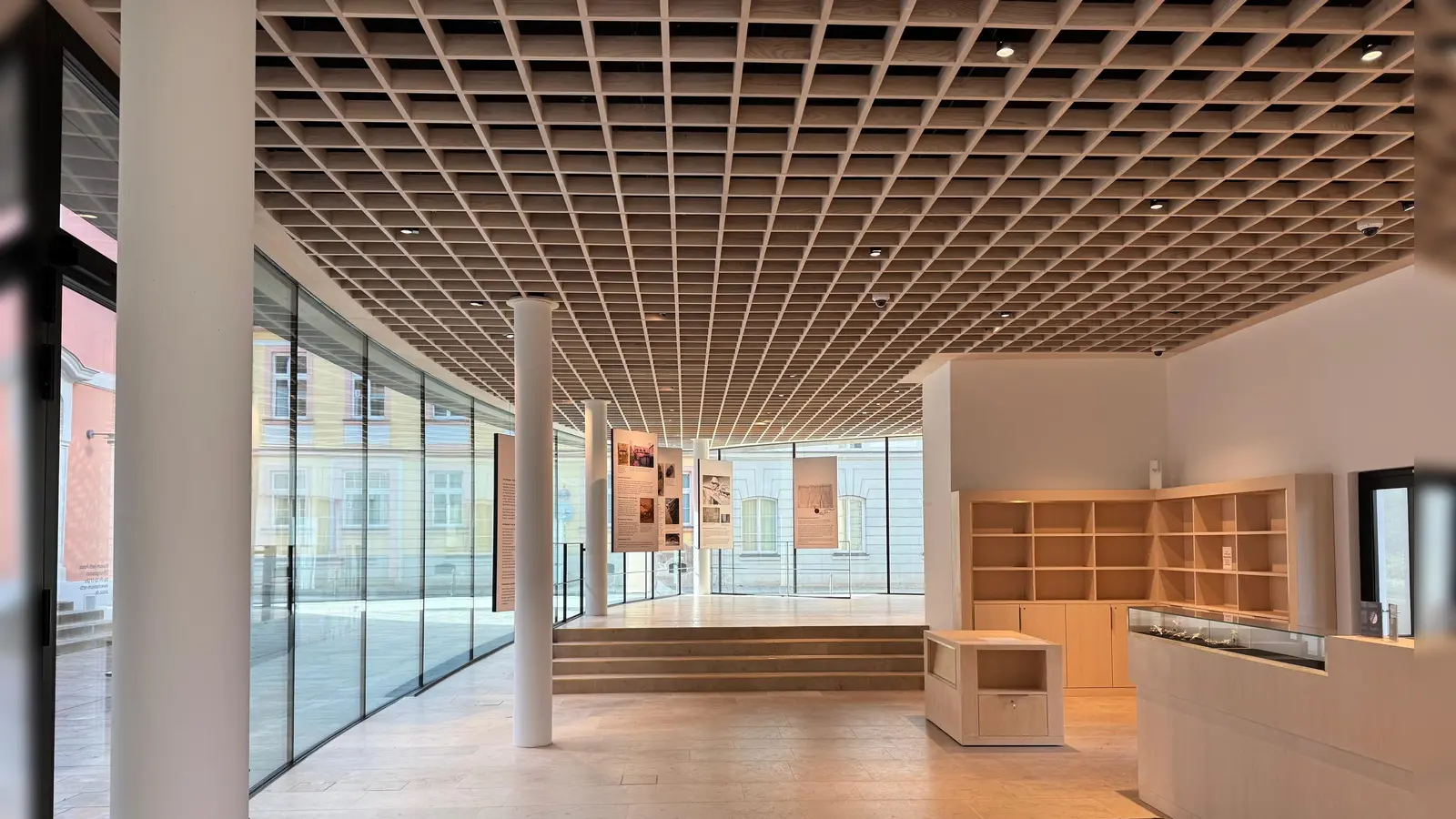 Blick ins großzügige Foyer des neuen „Museum Retti Palais”: Vor der endgültigen Eröffnung wird hier noch der kleine Shop mit Waren bestückt und das Café auf die Gäste vorbereitet.  (Foto: Lara Hausleitner)