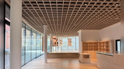 Blick ins großzügige Foyer des neuen „Museum Retti Palais”: Vor der endgültigen Eröffnung wird hier noch der kleine Shop mit Waren bestückt und das Café auf die Gäste vorbereitet.  (Foto: Lara Hausleitner)