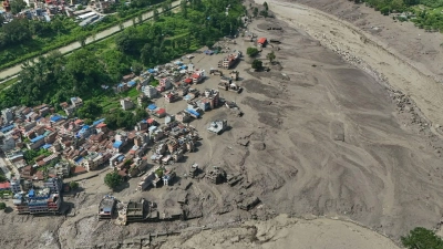 Nach Sturzfluten im nepalesischen Distrikt Nuwakot stehen beschädigte Häuser gefährlich nahe an den angeschwollenen, mit Treibgut verstopften Ufern des Trishuli-Flusses. (Foto: Niranjan Shrestha/AP/dpa)