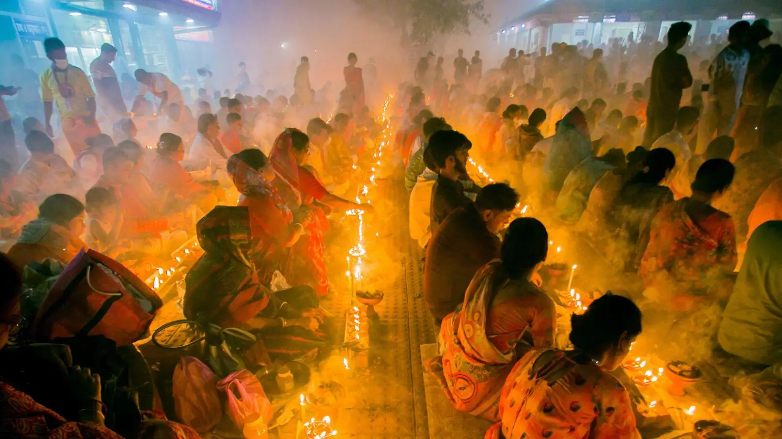 Bangladeschische Hindu-Anhänger sitzen bei Kerzenlicht und beten zu Gott im Shri Shri Lokanath Brahmachari Ashram Tempel in Narayanganj während des religiösen Festes Kartik Brati.  (Foto: Rayhan Ahmed/ZUMA Press Wire/dpa)