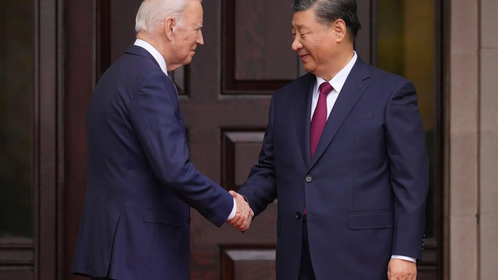 Joe Biden (l.) begrüßt Chinas Präsident Xi Jinping. (Foto: Doug Mills/The New York Times/AP/dpa)