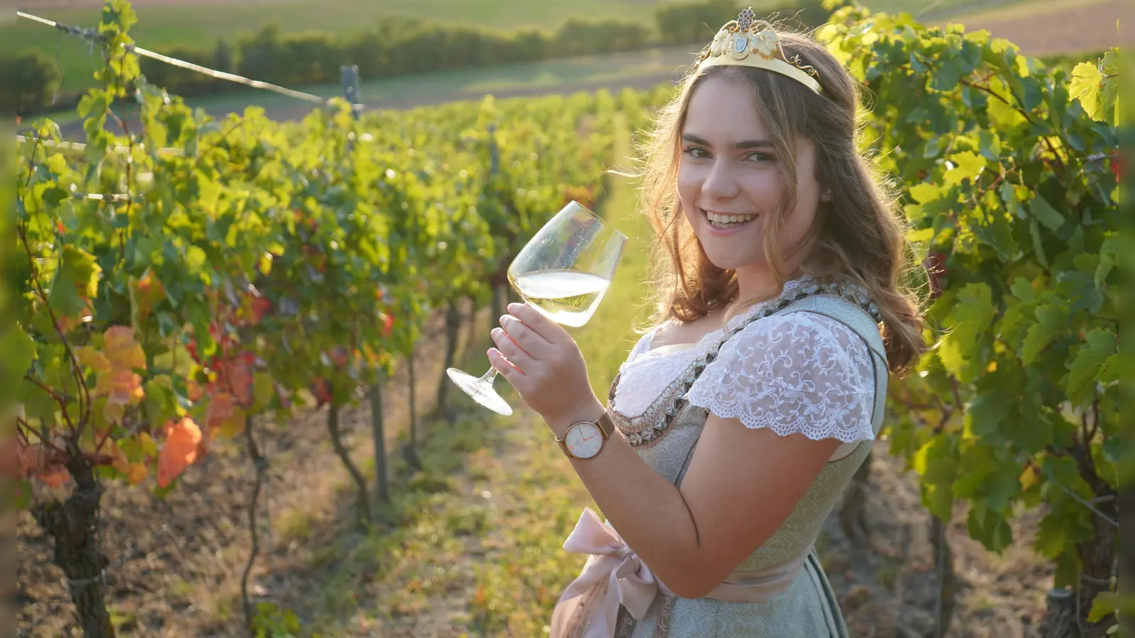 Die Ippesheimer Weinprinzessin Julia Schmidt wird das Fest am Samstag um 19.00 Uhr eröffnen.  (Foto: Privat)