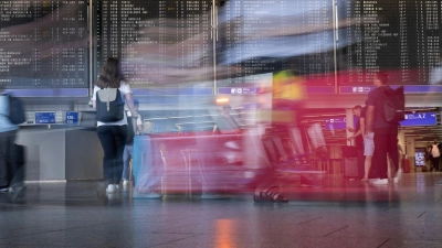Was, wenn am Flughafen die Panik kommt? Solche Sorgen beschäftigen Menschen mit Agoraphobie. (Foto: Boris Roessler/dpa/dpa-tmn)