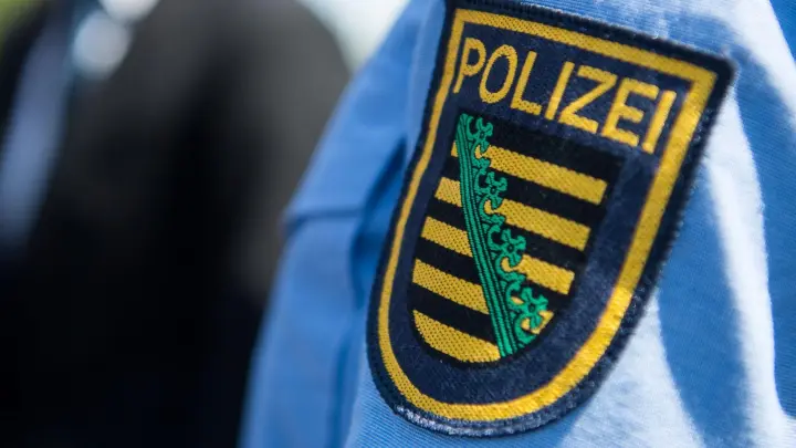 Die Uniform eines sächsischen Polizisten. (Foto: Monika Skolimowska/dpa-Zentralbild/dpa)