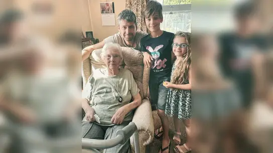 Nancy Gifford (l) in ihrem Haus mit ihrem Enkel Christopher (2.v.l.) und den Urenkeln Dylan und Abigail. (Foto: Gifford Family/PA Media/dpa)
