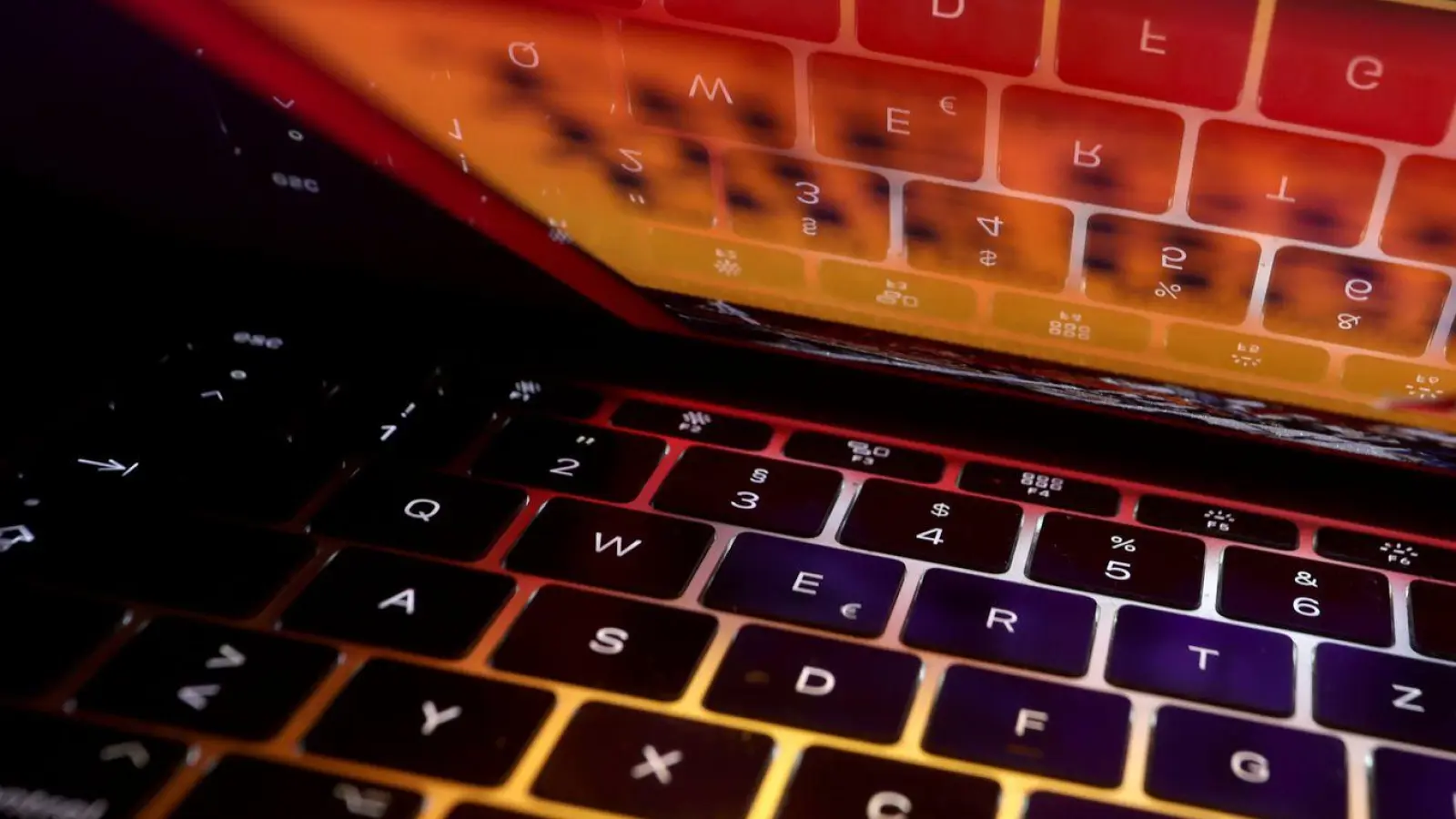 Die drei Männer hatten einen hohen Geldbetrag in Online-Anlagen investiert. (Symbolbild) (Foto: Karl-Josef Hildenbrand/dpa)