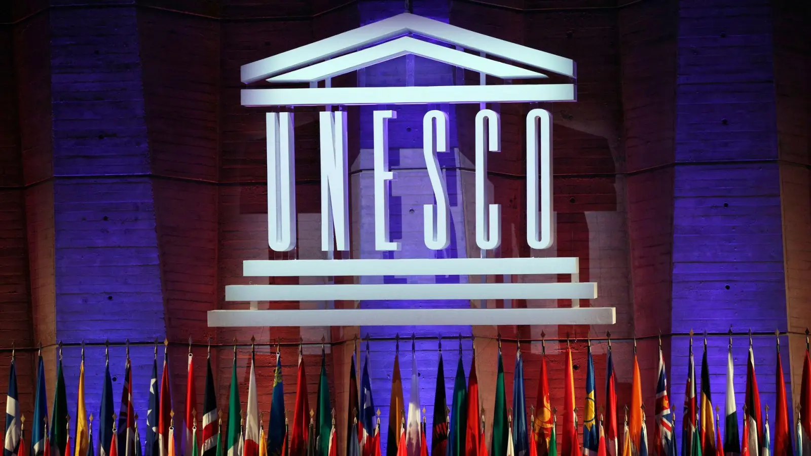 Medien weltweit sind unter Druck und die freie Meinungsäußerung wird immer stärker eingeschränkt. Die Unesco zieht eine Parallele zu unfriedlichen Zeiten. (Archivbild) (Foto: Christophe Ena/AP/dpa)