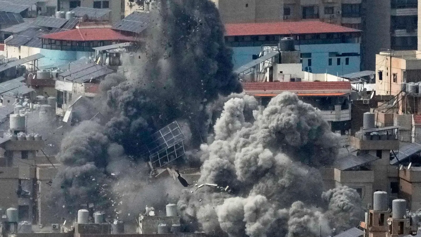In Iran sollen seit Beginn der Angriffe bereits mehr als 1.200 Menschen ums Leben gekommen sein, wie iranische Medien berichteten. (Archivbild) (Foto: Hussein Malla/AP/dpa)