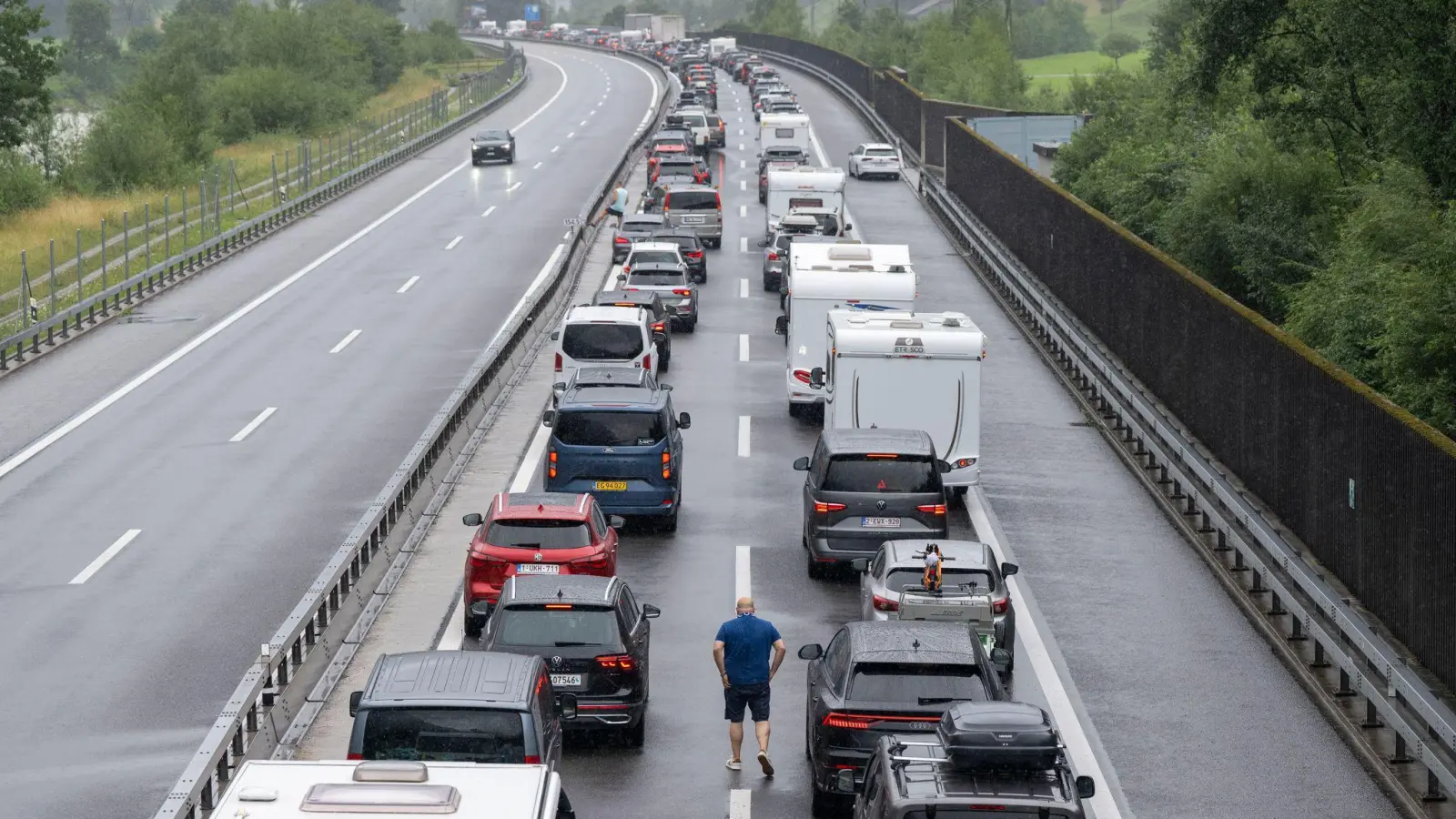 Auf der Autobahn A2 in Richtung Süden staut sich der Gotthard-Ferienreiseverkehr. (Foto: Urs Flueeler/KEYSTONE/dpa)