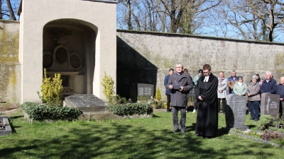 Zum Gedenken an die Opfer der Zerstörung des Ortes am 6. April 1945 und als Mahnung zum Erhalt des Friedens traf man sich an der Löwensteinschen Gruft mit Bürgermeister Heinrich Klein (vorne links) und Ortspfarrer Frederik Heid. (Foto: Gudrun Trabert)