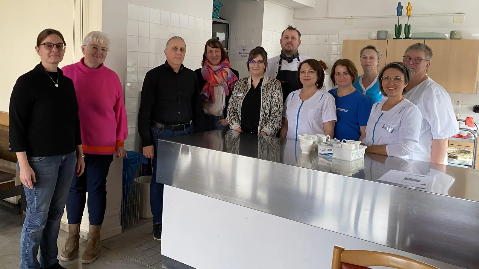 Zusammen mit dem Küchenteam des Johann-Gramann-Hauses freuen sich (von links) Pfarrerin Tabea Richter, Dekanin Ursula Brecht, Jürgen Rotter von der KASA, Jana Pabst und Julia Dennert auf den Wärmewinter 2026.  (Foto: Nicole Gunkel)