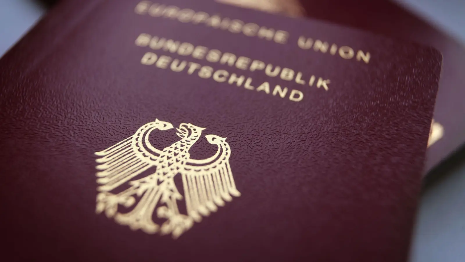 Wer einen deutschen Pass hat, kann auch noch andere haben: Eine mehrfache Staatsbürgerschaft ist möglich, verbunden damit sind Rechte und Pflichten. (Foto: Karl-Josef Hildenbrand/dpa/dpa-tmn)