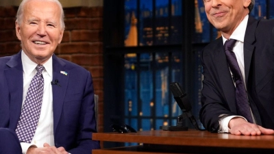 Joe Biden (l) war bereits vor zehn Jahren als Gast in der Sendung „Late Night with Seth Meyers“. (Foto: Evan Vucci/AP)