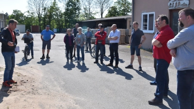 Auf dem Gelände des Gemeindebauhofs startete der Rundgang, zu dem Bürgermeister Klaus Nölp (links) die Bürgerschaft am Samstagvormittag eingeladen hatte. (Foto: Andreas Reum)