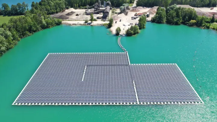 Eine schwimmende Photovoltaik-Anlage auf einem Baggersee. (Foto: Benedikt Spether/dpa/Archivbild)