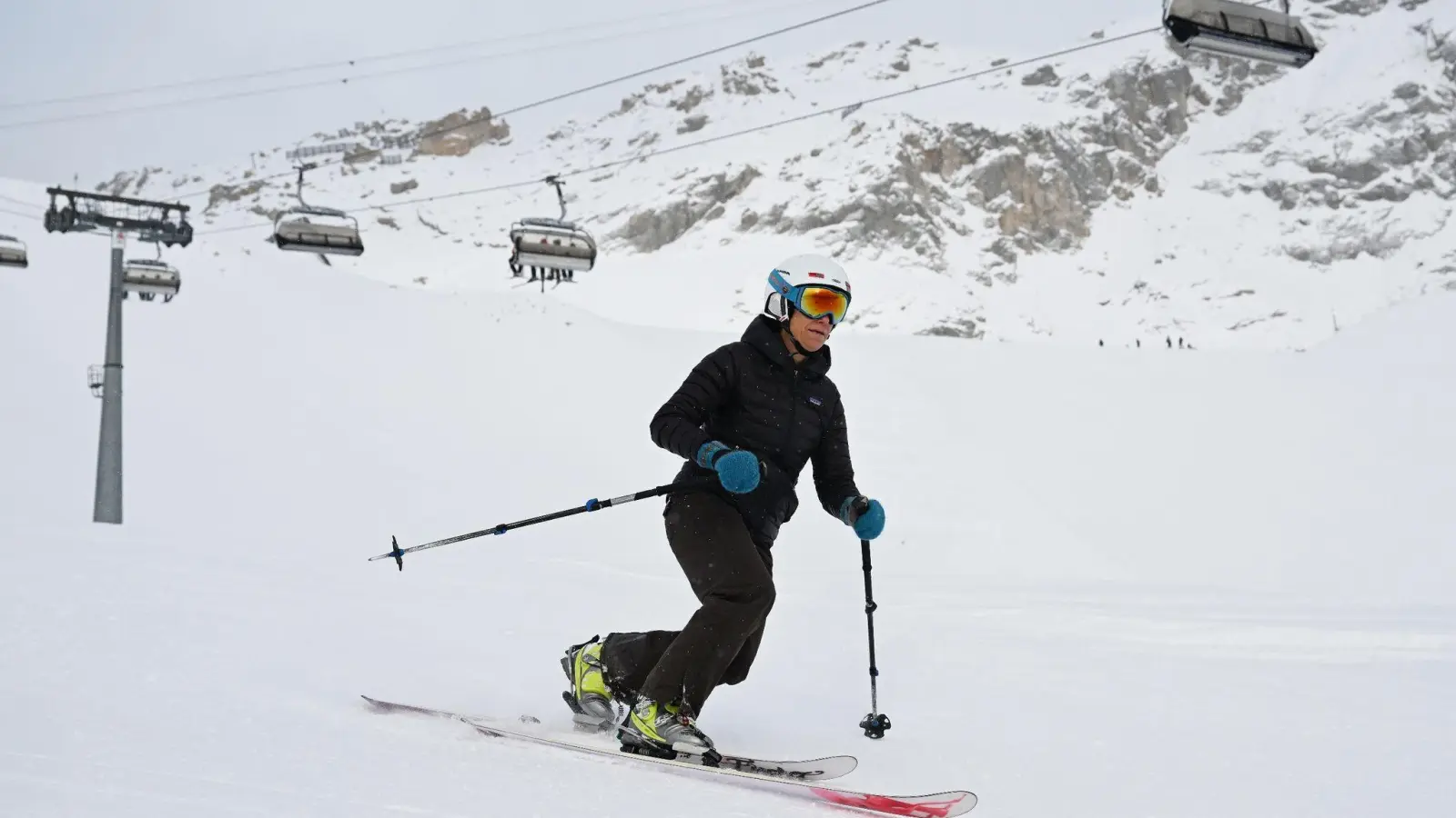 Skifahrer sind beim Skisaisonstart an der Zugspitze auf der Piste unterwegs. (Foto: Angelika Warmuth/dpa/Archivbild)