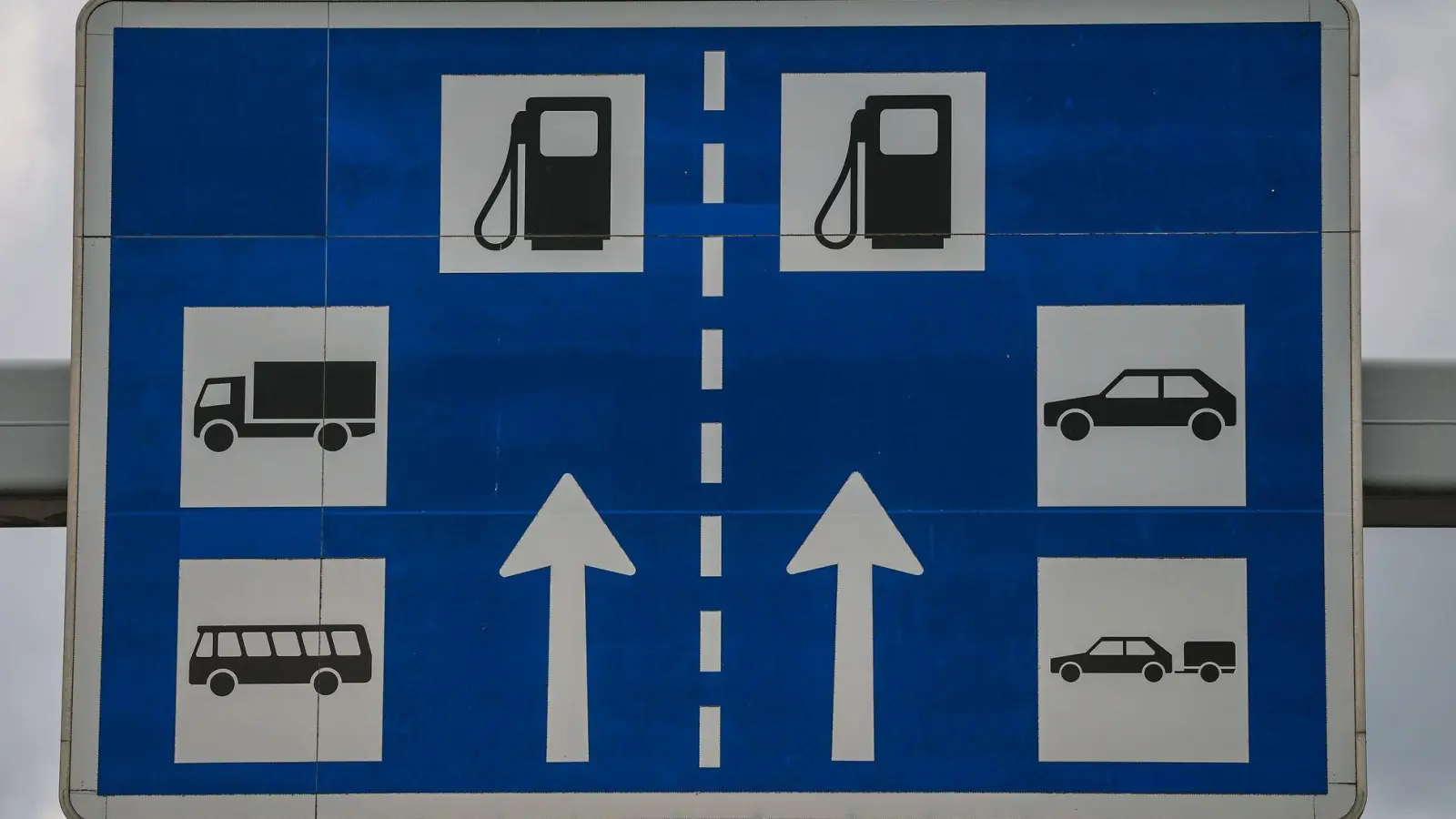Tanken an Autobahntankstellen ist in den meisten Fällen deutlich teurer als an Straßentankstellen in der Nähe. (Foto: Jan Woitas/dpa)