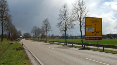 An der Bundesstraße 25, am Kreisverkehr bei Neustädtlein, ist der Bau einer Tankstelle mit Schnellladestationen für Elektrofahrzeuge geplant. Die erforderlichen Flächen (im Bereich rechts neben der Straße) befinden sich laut Verwaltung im Eigentum der Stadt. (Foto: Markus Weinzierl)