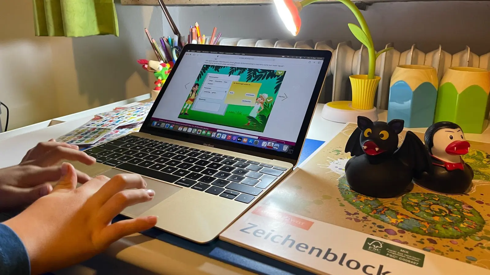 Nicht nur für Schülerinnen und Schüler sind mobile Endgeräte fester Bestandteil des täglichen Lernens. Auch Lehrkräfte sind darauf angewiesen. (Foto: Lara Hausleitner)