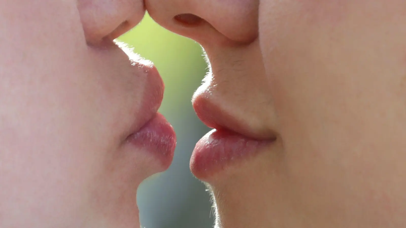 Der Kuss ist mehr als nur eine Berührung der Lippen. (Symbolbild) (Foto: Karl-Josef Hildenbrand/dpa)