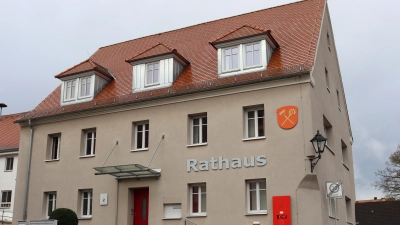 Erst dicke Luft, dann die Überraschung im Sitzungssaal des Mitteleschenbacher Rathauses. (Foto: Antonia Müller)