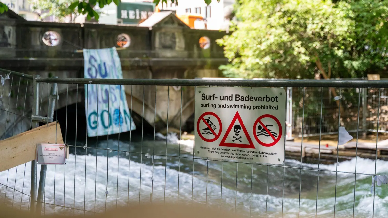 Bislang ist die berühmte Eisbachwelle im Englischen Garten weiter gesperrt. (Archivbild) (Foto: Leonie Asendorpf/dpa)
