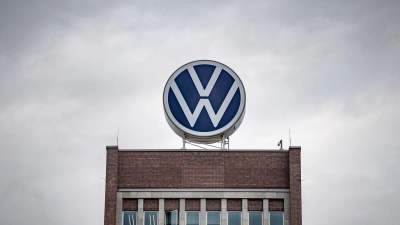 Europas größter Autobauer Volkswagen bereitet seine Belegschaft auf Einschnitte auch beim Personal vor. (Foto: Sina Schuldt/dpa)