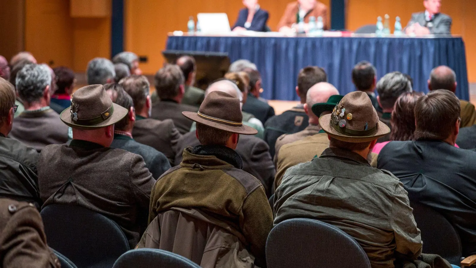 Besucher der Landesversammlung des Bayerischen Jagdverbands tragen Hüte. (Foto: Daniel Vogl/dpa)
