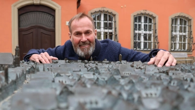 Blickt mit Stolz auf seine Stadt: Dinkelsbühls Oberbürgermeister Dr. Christoph Hammer, der am heutigen Montag, 6. November, sein 20. Dienstjubiläum feiert. (Foto: Martina Haas)