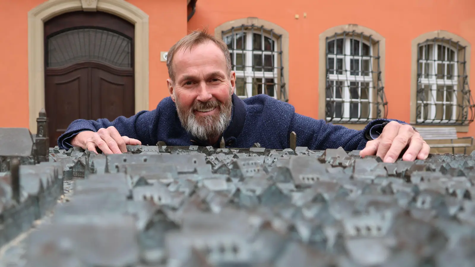 Blickt mit Stolz auf seine Stadt: Dinkelsbühls Oberbürgermeister Dr. Christoph Hammer, der am heutigen Montag, 6. November, sein 20. Dienstjubiläum feiert. (Foto: Martina Haas)