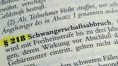 Schwangerschaftsabbrüche in den ersten zwölf Wochen sollten nach dem Willen der Ärzte außerhalb des Strafgesetzbuchs geregelt werden, die Beratungspflicht für ungewollt Schwangere soll aber bleiben. (Foto: Bernd Weißbrod/dpa)