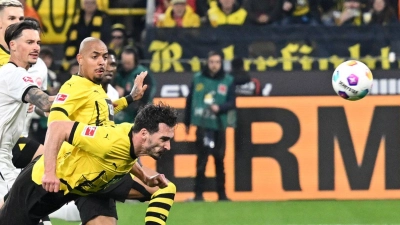 Dortmunds Mats Hummels (r) köpft den Ball zum 2:1. (Foto: Bernd Thissen/dpa)