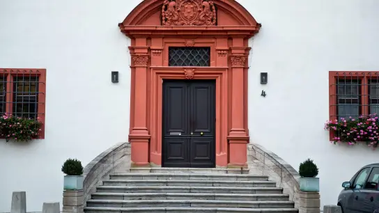 Blick auf den Eingang am Bischofshaus des Bistums Würzburg in Würzburg. (Foto: picture alliance / Daniel Karmann/dpa/Archivbild)