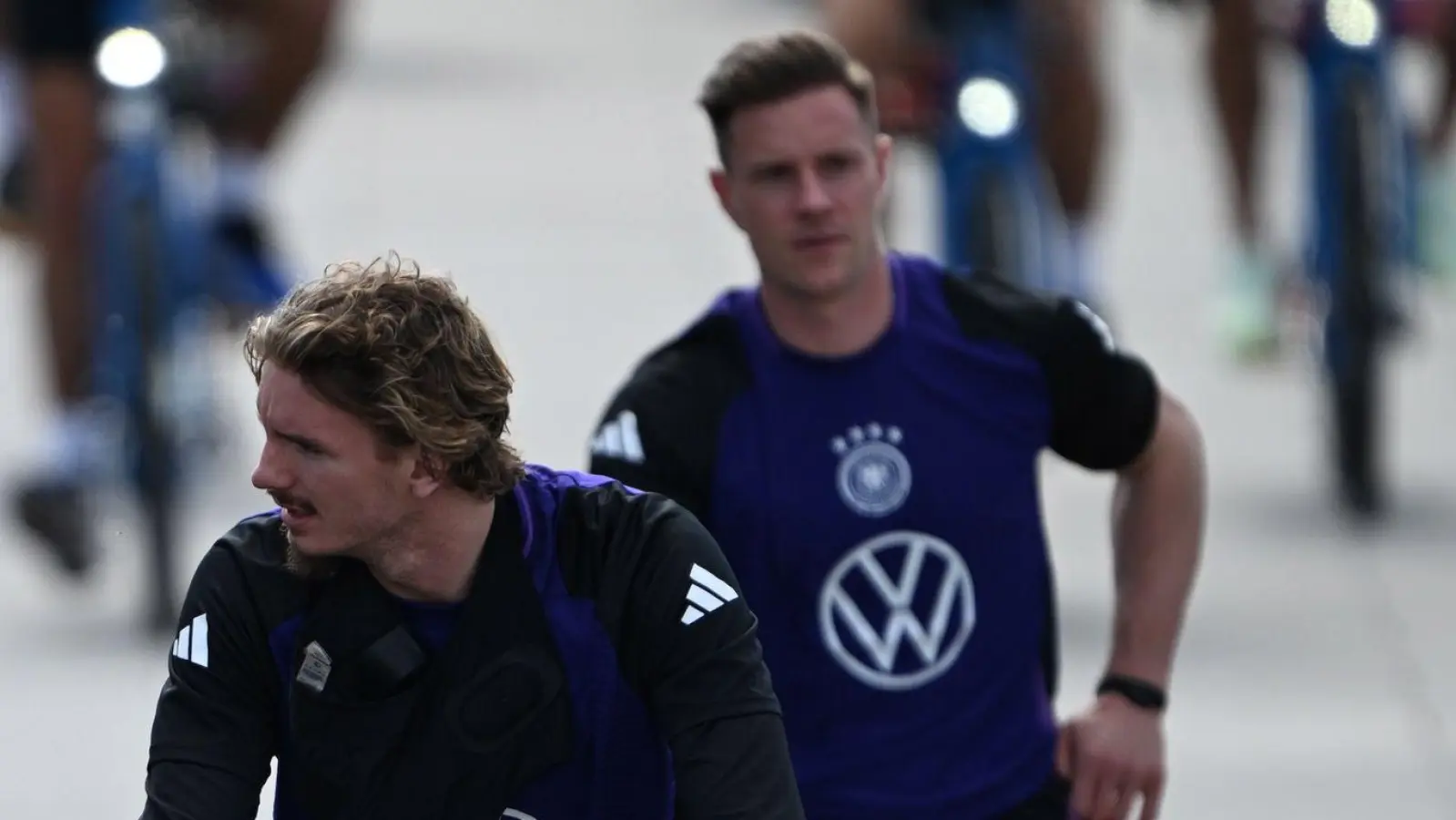 Die Nationalspieler kamen mit dem Fahrrad zum ersten Training.  (Foto: Federico Gambarini/dpa)
