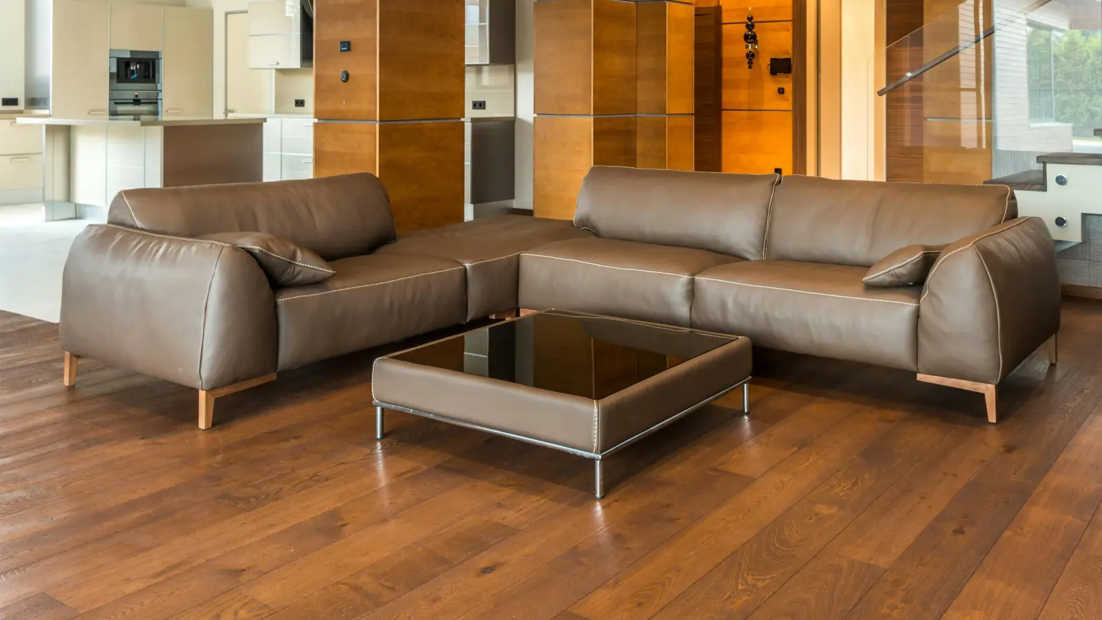 Parkett verleiht Räumen zeitlose Eleganz und verbindet Langlebigkeit mit natürlichem Wohnkomfort. Teppich dagegen steht für viele Menschen eher für Behaglichkeit. (Foto: Pixabay)