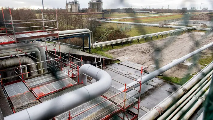 Rohre einer Pipeline führen auf einer Baustelle hinter dem Deich zur Anbindung des LNG-Terminals in Wilhelmshaven. (Foto: Hauke-Christian Dittrich/dpa)