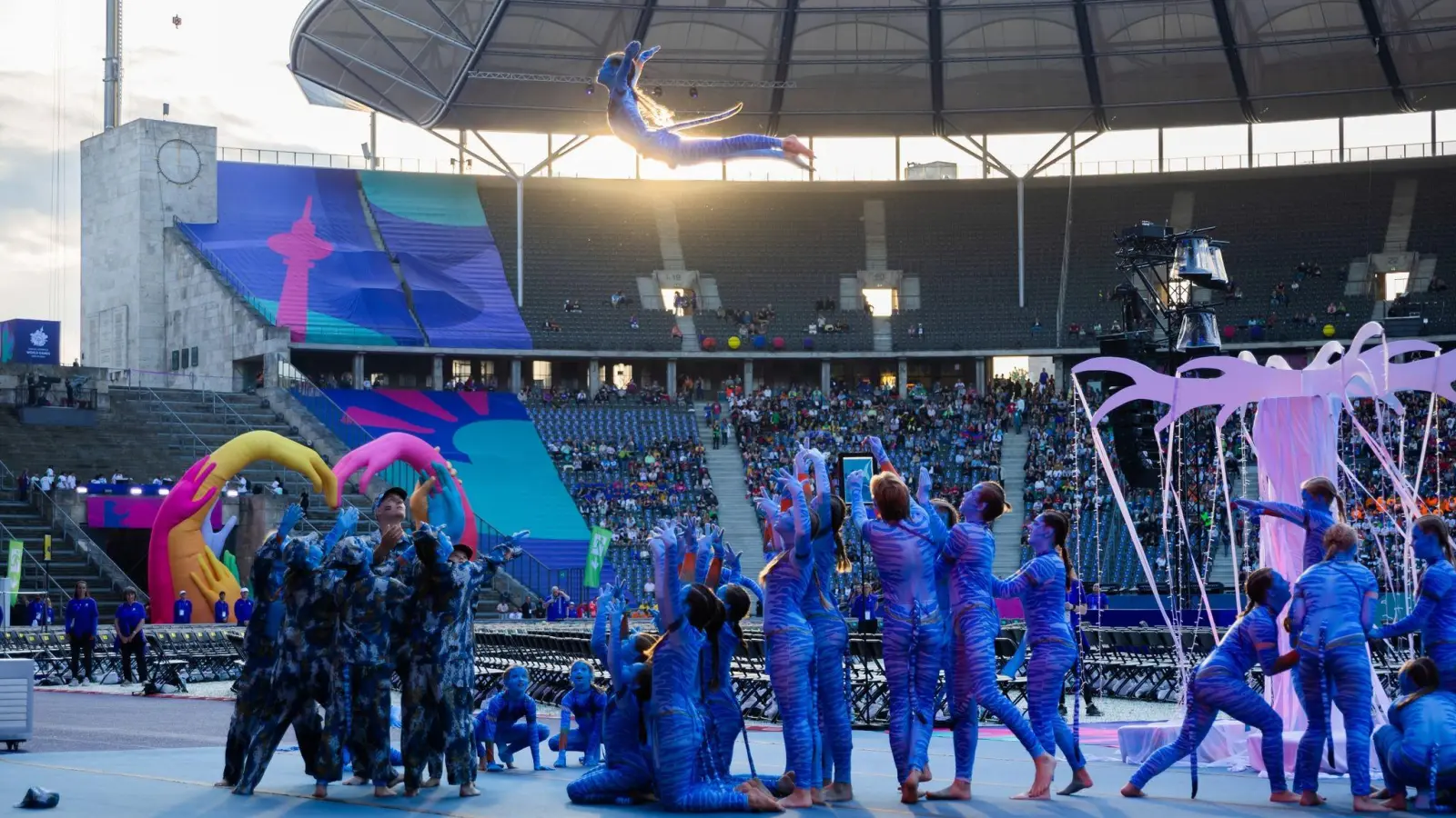 Avatar-Darsteller bieten eine Showeinlage im Olympiastadion. (Foto: Christoph Soeder/dpa)