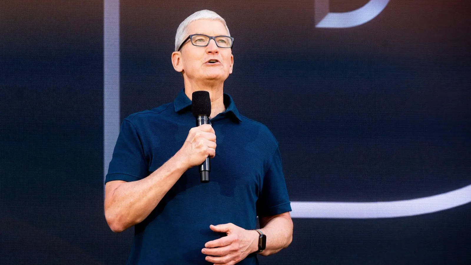 Apple-Chef Tim Cook während einer Präsentation. Auf Twitter kündigte Apple für seine Entwicklerkonferenz WWDC nicht weniger als eine „neue Ära“ an. (Foto: Noah Berger/AP/dpa/Archivbild)