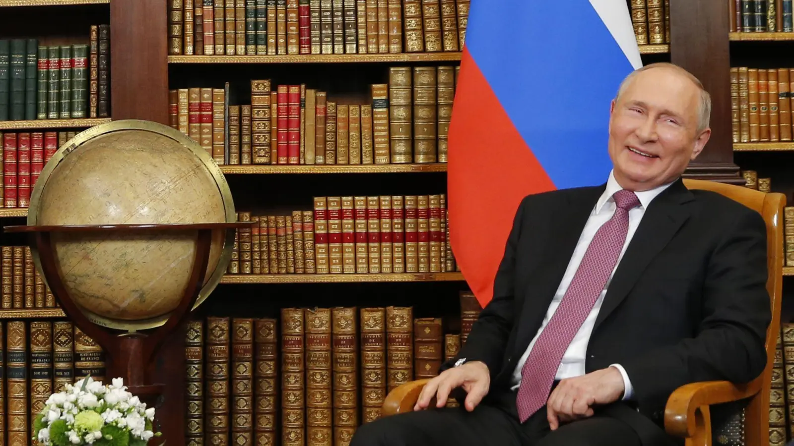 Der russische Präsident Wladimir Putin zeig sich amüsiert (Archivbild). (Foto: Denis Balibouse/REUTERS/dpa)