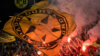 Dortmunder Fans brennen während der Partie gegen Mönchengladbach Pyrotechnik ab. (Foto: Bernd Thissen/dpa)