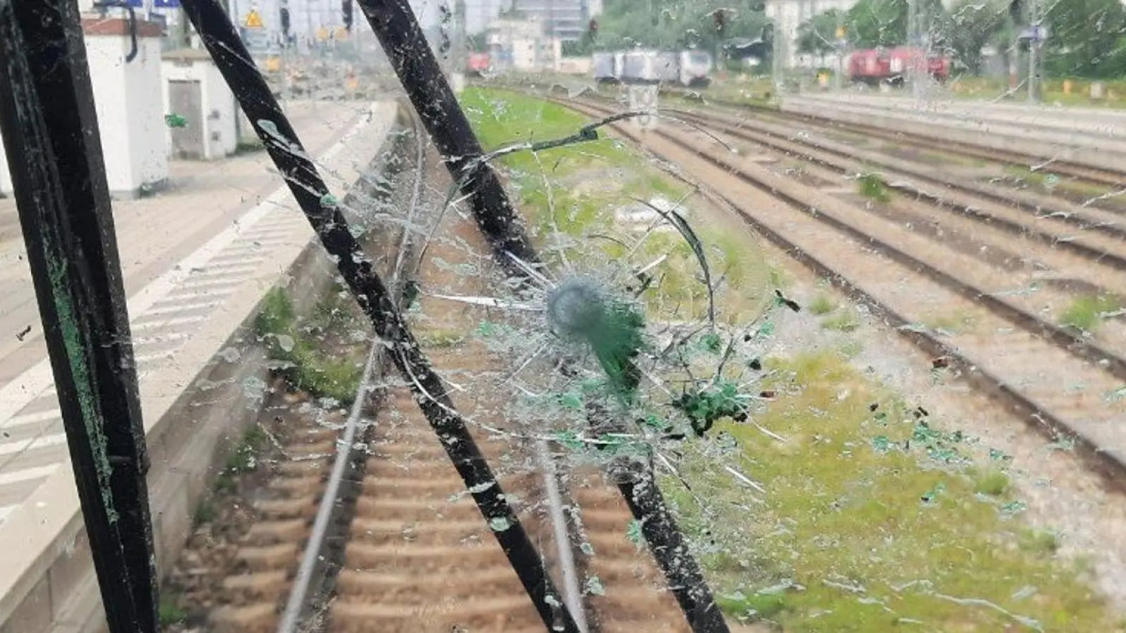 Eine Flasche beschädigte die Scheibe eines Railjet-Fernzuges.  (Foto: -/Bundespolizei/dpa)