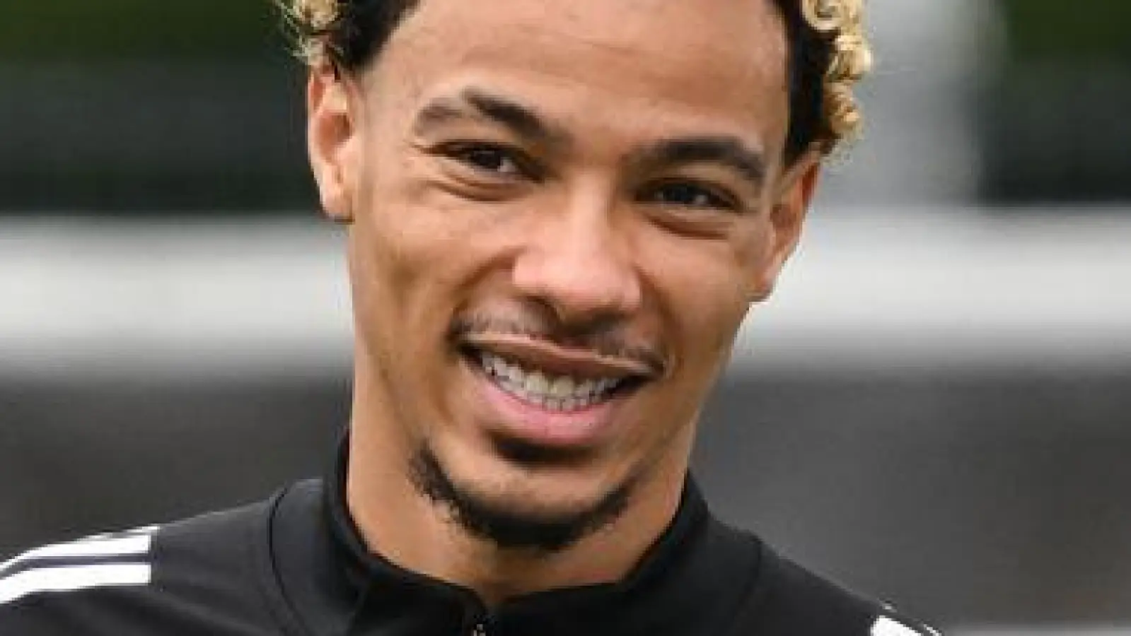 Newcastle United soll an Frankfurts Hugo Ekitiké (l) interessiert sein. (Foto: Arne Dedert/dpa)